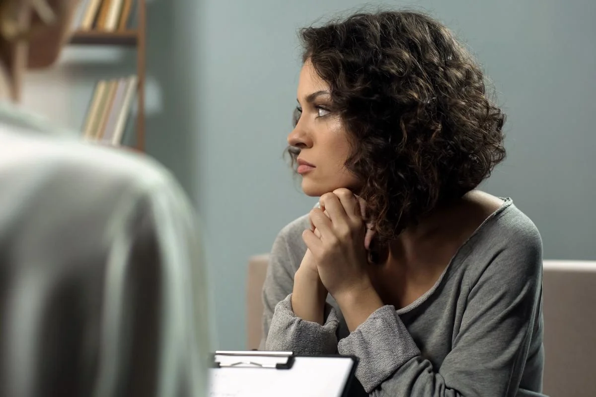 Woman in therapy setting learning what is dual diagnosis treatment